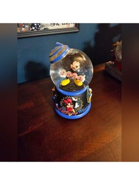 2004 Disney Snowglobe